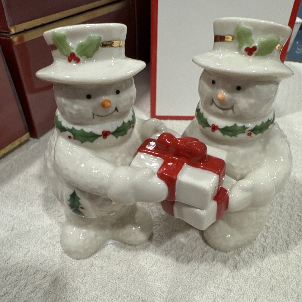 Lenox “Happy Holly Days” Snowman Sharing Gifts Salt And Pepper Shaker Set w/Box